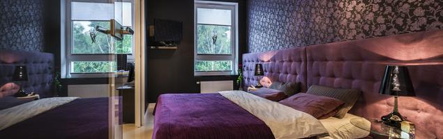 Fioletowa sypialnia i niebanalne ściany w sypialni sposobem na aranżację