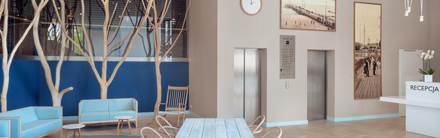 Nowoczesny hotel – aranżacja recepcji i lobby w nadmorskim stylu 