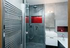 Szara łazienka z czerwonym akcentem – aranżacja nowoczesnej łazienki