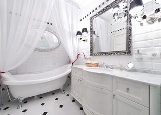 Biało-czarna łazienka w stylu glamour